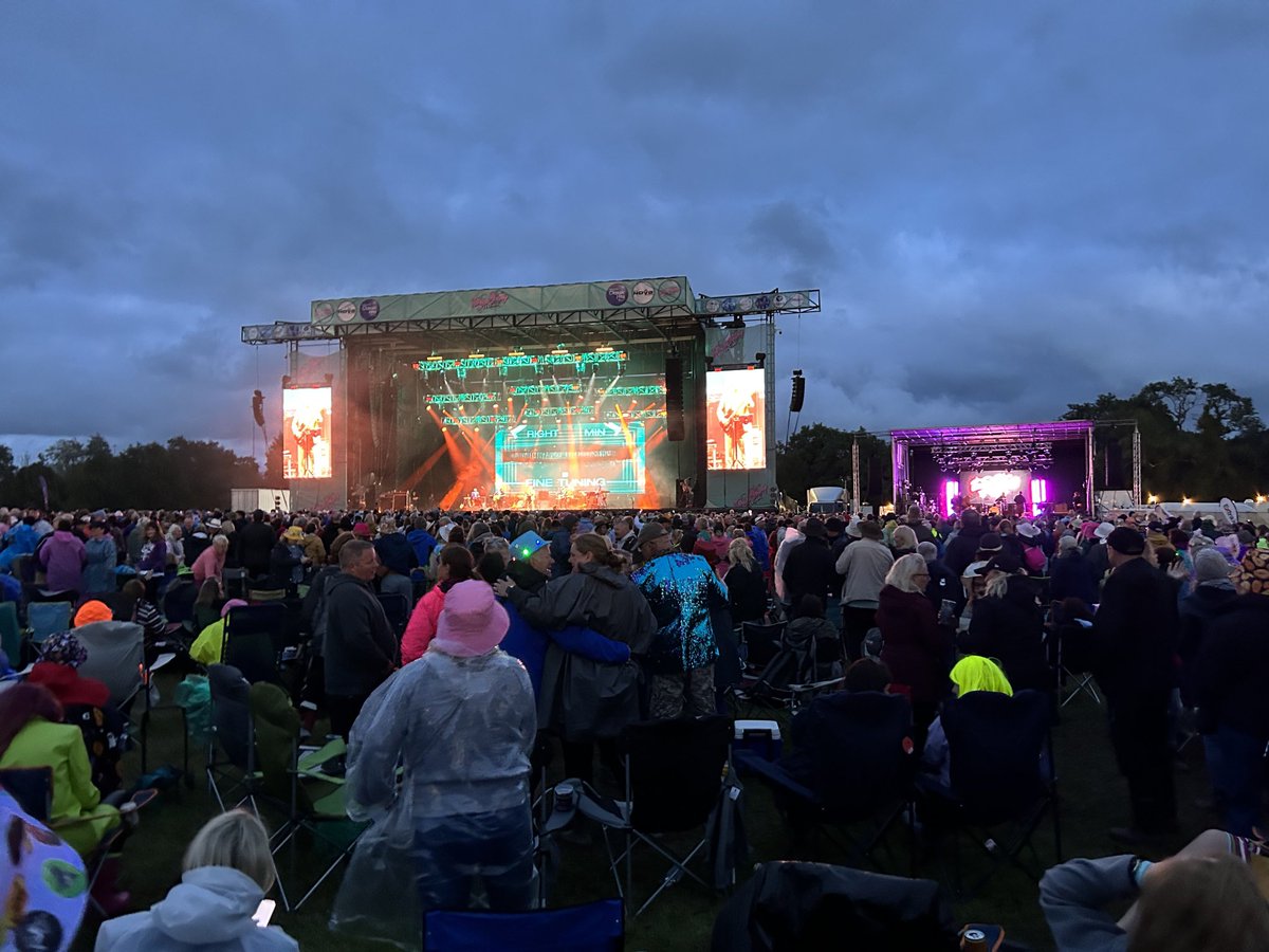 PaulOMDPark's tweet photo. Squeeze at #foreveryoung on a balmy evening? in Kildare https://t.co/N8xpWfCVeC