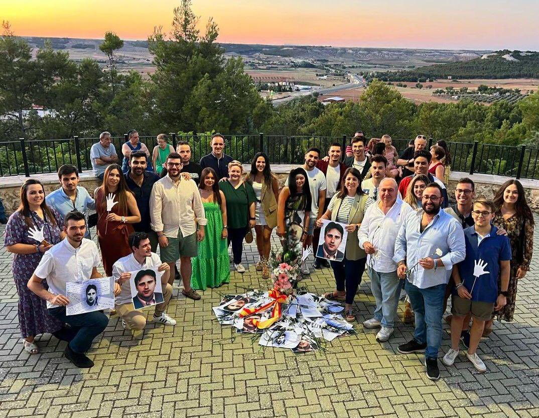 vicentetiradopp's tweet photo. Emotivo homenaje de @nnggtoledo a Miguel Ángel Blanco en el XXVI aniversario de su asesinato a manos de la banda terrorista ETA. 

Hoy he visitado La Guardia, con su flamante alcaldesa, @MartaMarotoL, y el Pte provincial de NNGG, @RobertoGLaredo.

Ni podemos ni queremos olvidar. https://t.co/GrA8VdOMJp