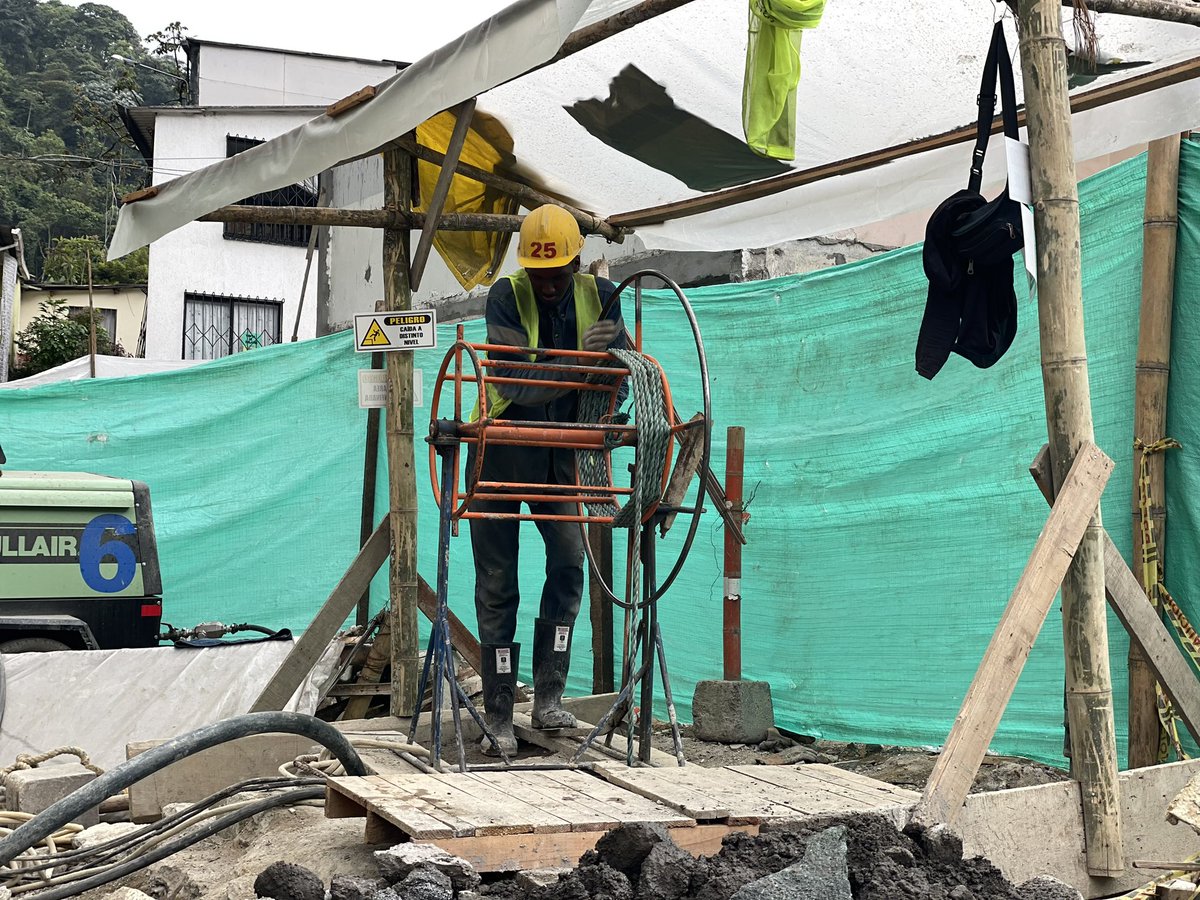 ¡Seguimos avanzando en la construcción del intercambiador de Los Cedros! 🏗️

Realizamos cimentaciones, muros de contención y excavaciones para los soportes de los puentes elevados. Así mismo, ejecutamos otras obras como la pavimentación de la calle 46. 👷🏻‍♂️👏