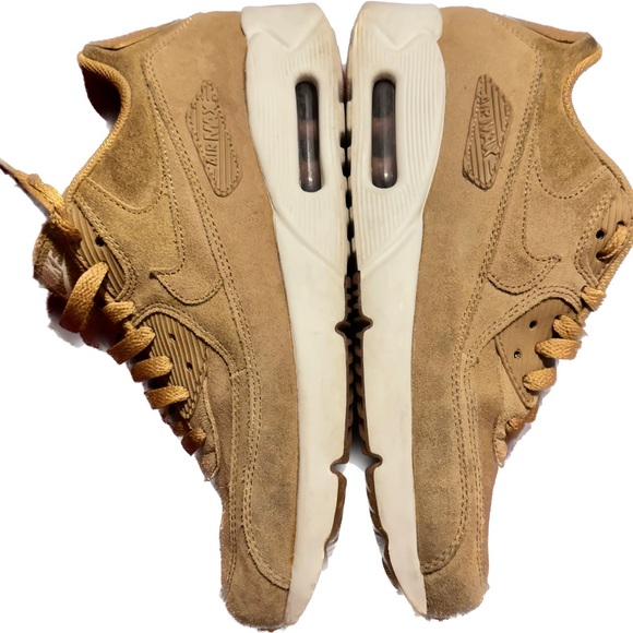 So good I had to share! Check out all the items I'm loving on <a href="/Poshmarkapp/">Poshmark</a> #poshmark #fashion #style #shopmycloset #underarmour #aveclesfilles #nike: posh.mk/LXqpenparBb