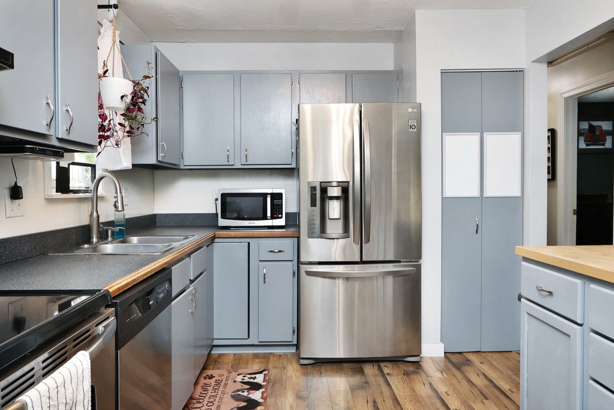 TaraClaycamp's tweet photo. NEW LISTING - 701 Gross ⭐️ $190,000
���� 3 BD 🛀 2.5 BA
REALTOR:https://t.co/PAkNaotC8M

For more information, contact Tara Claycamp at 785-317-6826. #cbrea #newlisting

Tara Claycamp, Broker https://t.co/Pi8DzQ0ark https://t.co/g8puMWVlVy