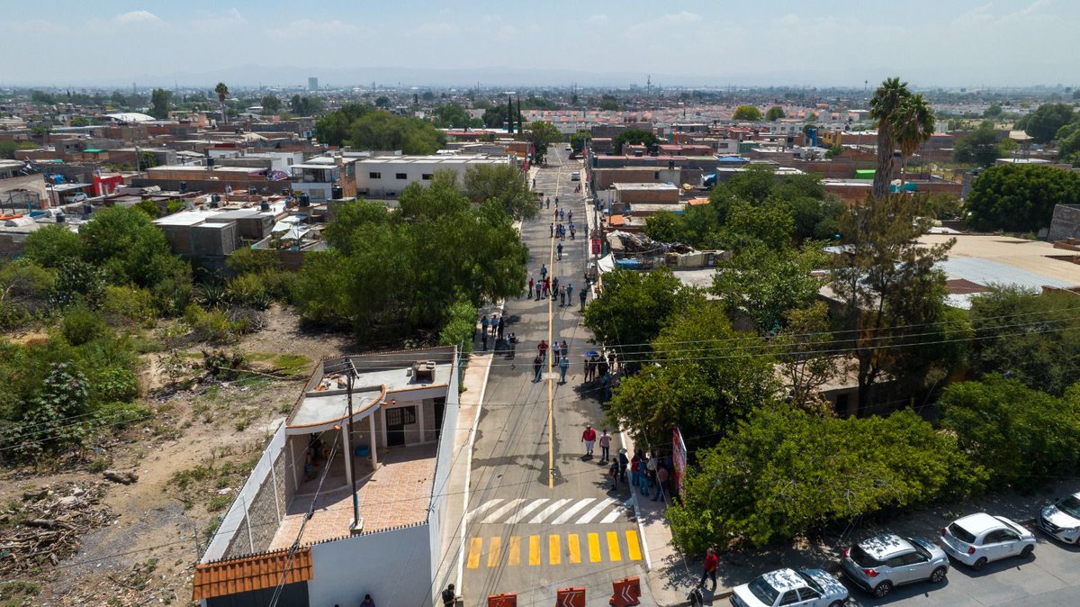 #Municipio | Con el programa #VialidadesPotosinas, el #GobiernodelaCapital abate el rezago en #pavimentaciones en la ciudad

#EnriqueGalindoCeballos entrega la calle #RepúblicadeElSalvador a habitantes de la #coloniaSimónDíaz -> antenasanluis.mx/con-el-program…