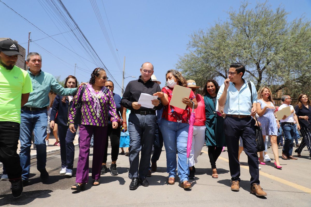 AntenaSanLuis's tweet photo. #Municipio | Con el programa #VialidadesPotosinas, el #GobiernodelaCapital abate el rezago en #pavimentaciones en la ciudad
#EnriqueGalindoCeballos entrega la calle #RepúblicadeElSalvador a habitantes de la #coloniaSimónDíaz -> https://t.co/Ul9lpgfVI1 https://t.co/2cDAy6oPxF