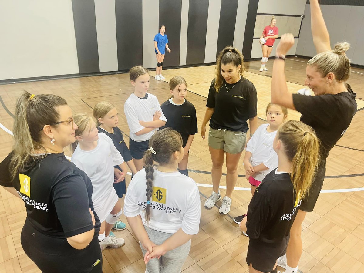 OmahaSupernovas's tweet image. #TeamOmaha’s own Natalia Valentín-Anderson, owner of IG Sports Academy, and fellow teammate @gmancuso18 wrap the first day of their youth volleyball summer clinic. 🏐☀️

#NeProVb #realprovb #REALProVolleyball #Omaha #WomensProVolleyball #TeamOmaha