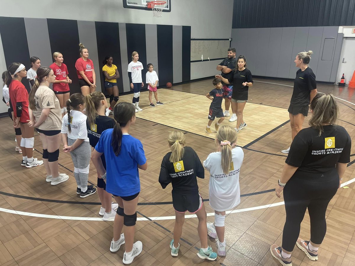 OmahaSupernovas's tweet image. #TeamOmaha’s own Natalia Valentín-Anderson, owner of IG Sports Academy, and fellow teammate @gmancuso18 wrap the first day of their youth volleyball summer clinic. 🏐☀️

#NeProVb #realprovb #REALProVolleyball #Omaha #WomensProVolleyball #TeamOmaha