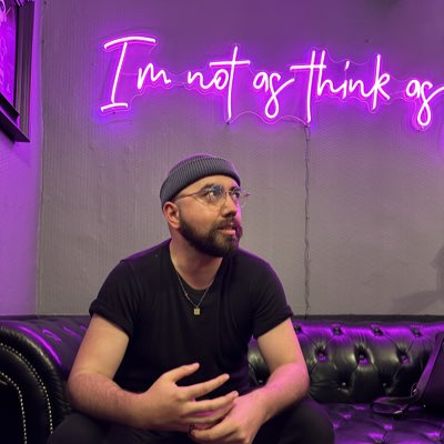 ThomasGuttridge's tweet photo. I am indeed not as think. #NewProfiePic https://t.co/rsra2yJzrT