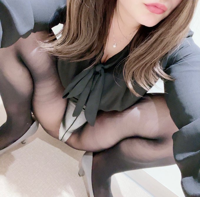 pantyhouselove's tweet photo. @uMaru__u__n OLの黒ストッキングM字
で参加させて頂きます🌸

#黒ストッキング　#OL https://t.co/KuxJPBIS0B