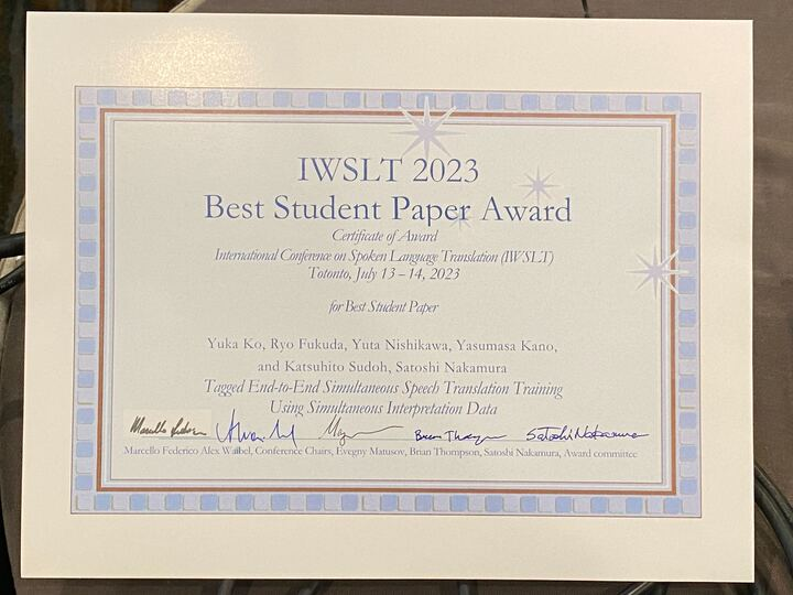 keiouok's tweet photo. IWSLT2023でBest Student Paper Awardを頂きました。
賞とは無縁の人生と思っていたのと、夜明け前の眠気目でClosing sessionを聞いていたのでまだ実感が湧いていません。
共著者や研究室の皆さんと一緒に取らせていただいた賞だと思います。本当にありがとうございました！
#IWSLT #ACL2023NLP https://t.co/u7bJ76VT7C
