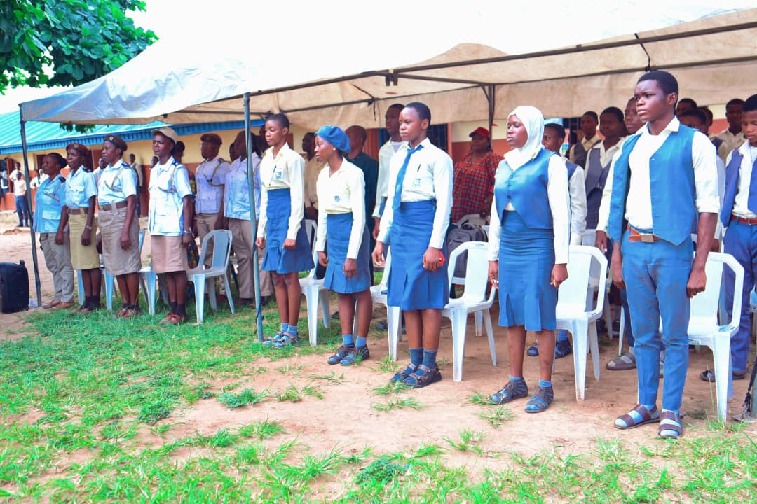 IsoloNews's tweet photo. Themed "LET'S GREEN OUR CITY"  the exercise was held at the mayor's Alma Mata, Matori Senior Grammar School, Okota, where he was warmly received by the school principal, Mrs. Oketunmbi, members of academic, non-academic staffs and the students. https://t.co/vqHlydmuHL