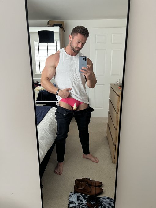 You guys are FAST! Alright, 50 retweets and I'll remove the pants 😏 https://t.co/NhoyUozAIT