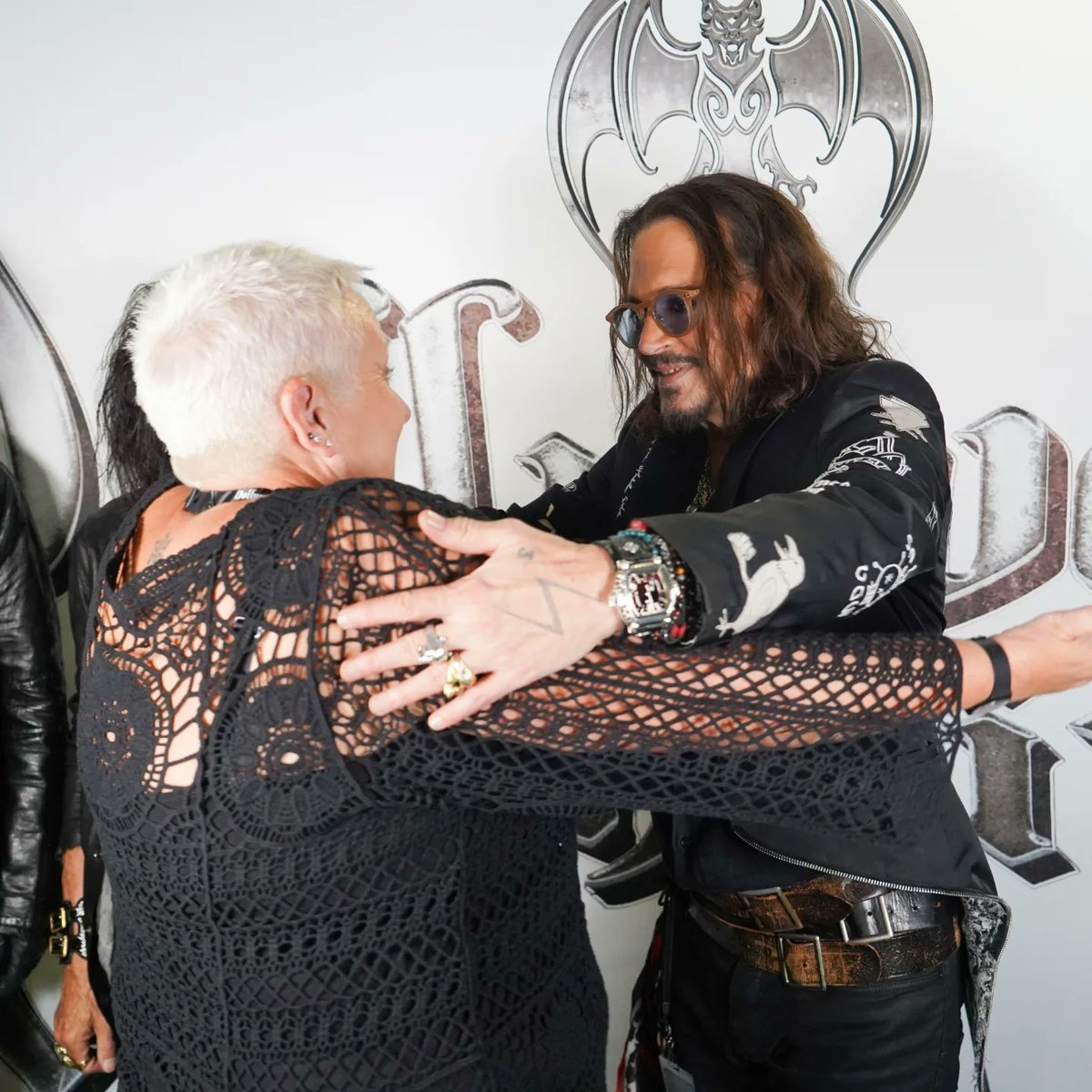 johnnydsfan's tweet photo. Feel like it looks like we are old friends meeting up! #hollywoodvampirevip @CerealKyler @hollywoodvamps #epicrights https://t.co/WlfxAdfjkw