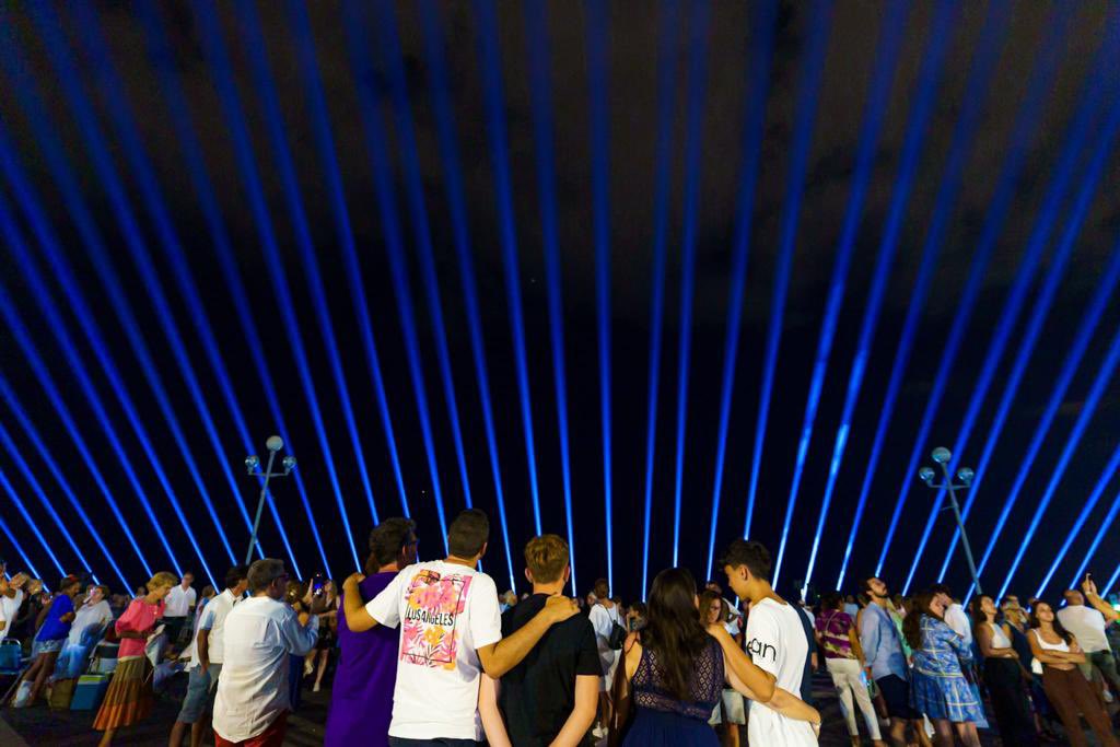 cestrosi's tweet image. 86 disparus, 86 faisceaux illuminent la Promenade des Anglais et notre Cité tout entière. La lumière contre l’obscurité pour ne jamais oublier.