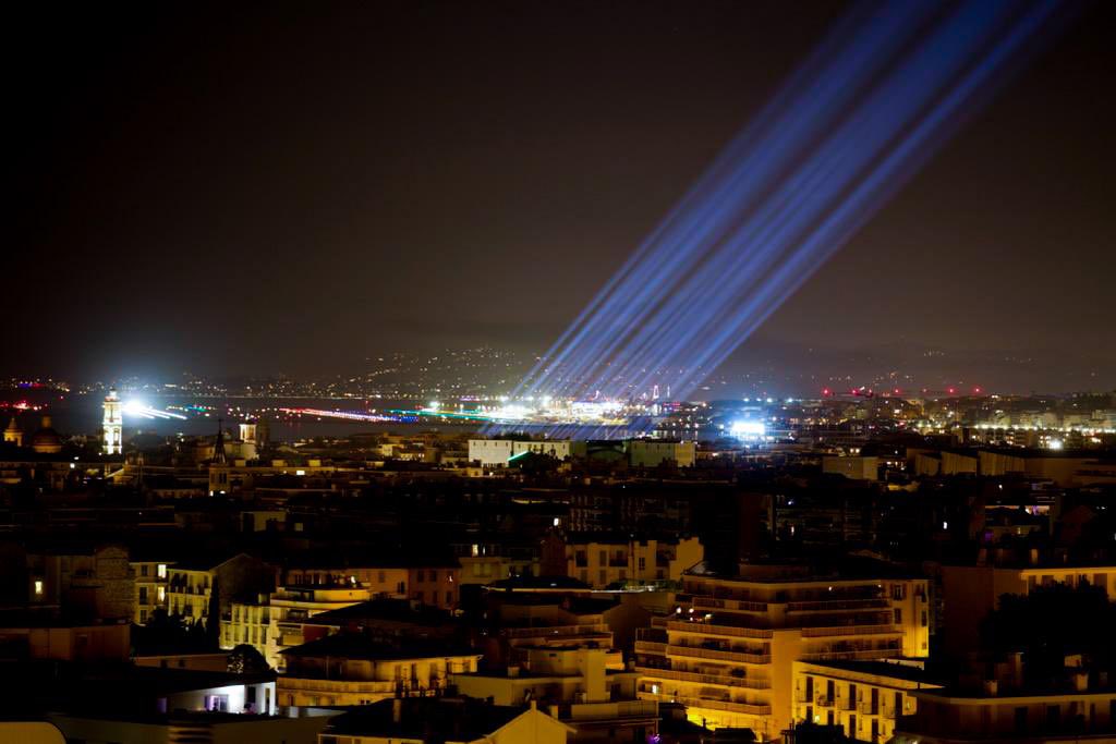 cestrosi's tweet image. 86 disparus, 86 faisceaux illuminent la Promenade des Anglais et notre Cité tout entière. La lumière contre l’obscurité pour ne jamais oublier.