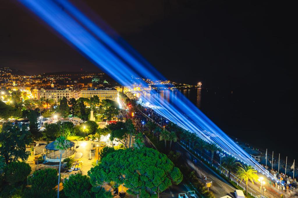 cestrosi's tweet image. 86 disparus, 86 faisceaux illuminent la Promenade des Anglais et notre Cité tout entière. La lumière contre l’obscurité pour ne jamais oublier.