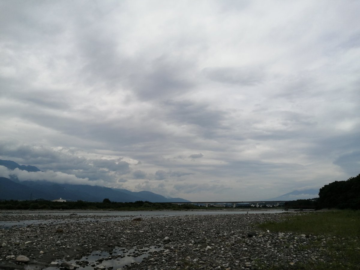 programmernaoto's tweet image. 地元にある釜無川信玄堤。
曇だからか、いつも混んでる駐車場が空いてる。