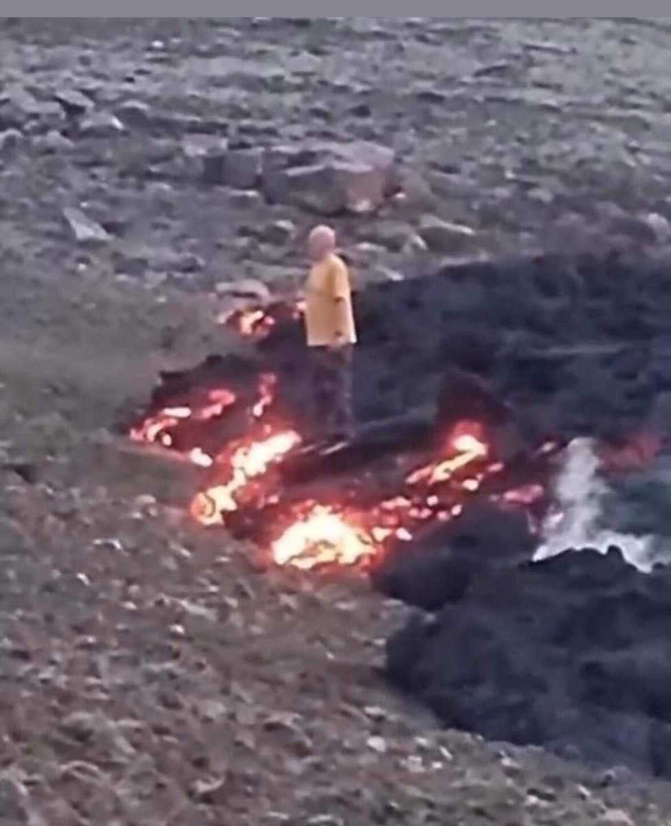 Hvað ef við höfum bara verið að ofmeta hættuna af 1000 gráðu heitu hrauni?
Ég hef bókstaflega ekki heyrt um eina manneskju sem hefur slasað sig á hrauninu, og nógu margir hafa reynt so far.