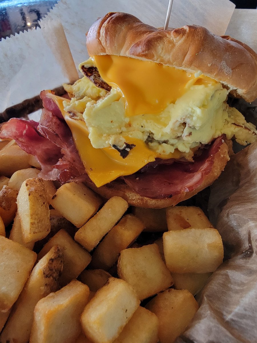 Riley's Pour House tweet media