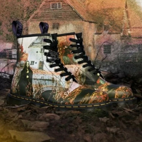 Keepinitretro7's tweet photo. So good I had to share! Check out all the items I'm loving on @Poshmarkapp #poshmark #fashion #style #shopmycloset #jessicasimpson #drmartens #jonesnewyork: https://t.co/GBg0jVPD5X https://t.co/vNIuawBr0R