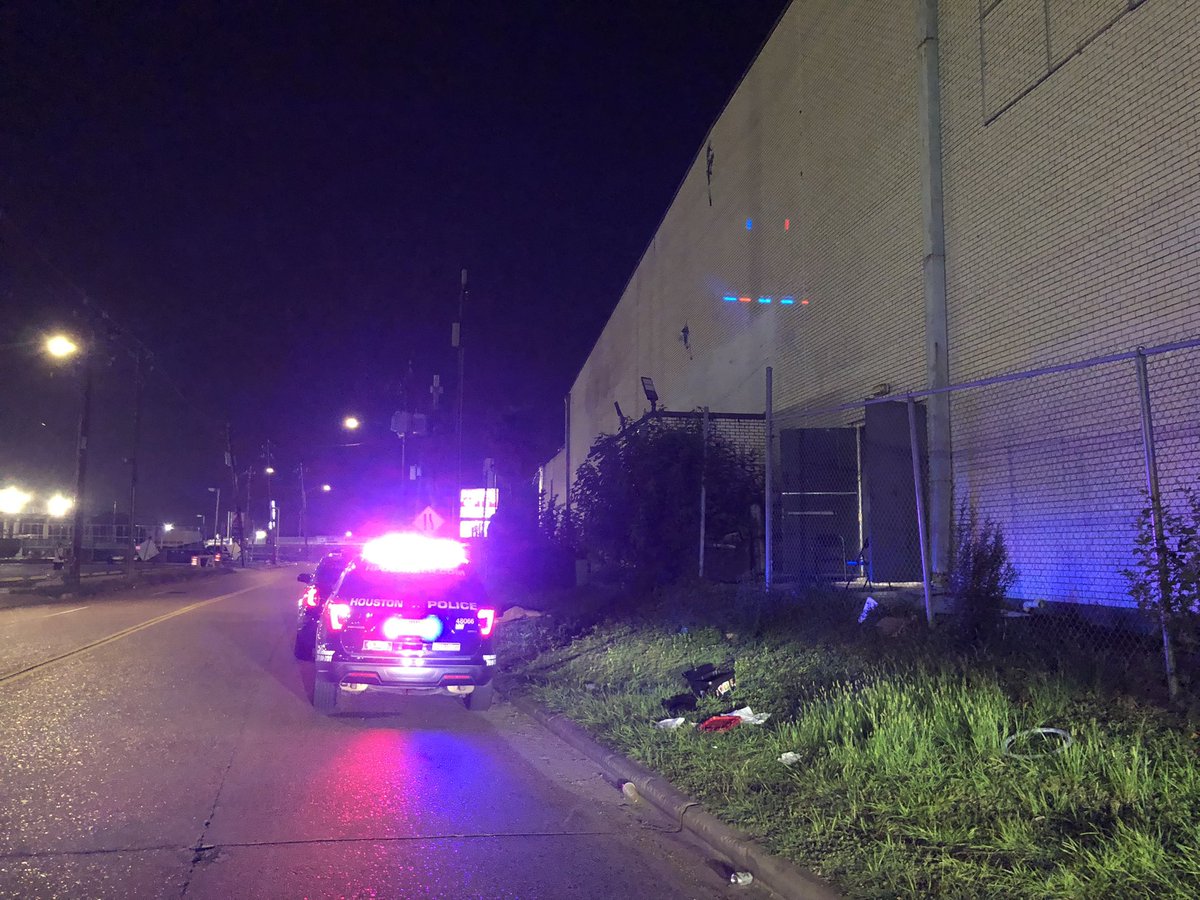houstonpolice's tweet photo. Mid West officers were dispatched to 7100 Clarewood on a report of a male with a gun. Upon arrival they located a large amount of narcotics in a large building. 202 https://t.co/jq1bgvGJ18