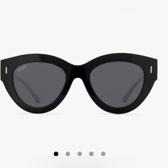 SavyT_'s tweet photo. So good I had to share! Check out all the items I'm loving on @Poshmarkapp #poshmark #fashion #style #shopmycloset #diffeyewear #alexis #singlelosangeles: https://t.co/Q9BPMmWDhO https://t.co/Wctr9u1yNs