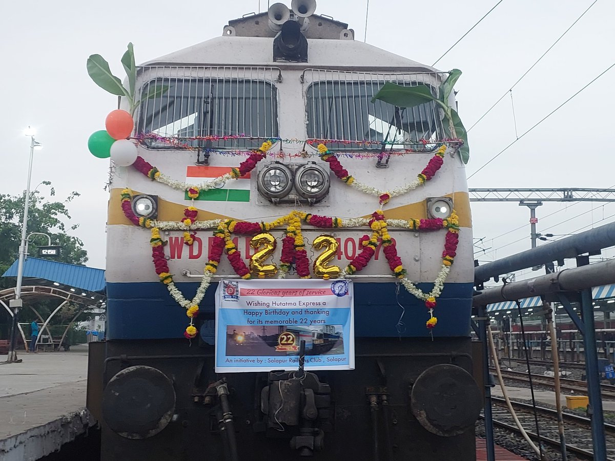 i_m_pushkar5's tweet photo. 22nd Birthday Celebration of Hutatma Express at Solapur Railway Station by Solapur Railfans Club @DrmSolapur @srdom_sur @PRO_CRly @Central_Railway @RailMinIndia https://t.co/hdmWqXoFcj