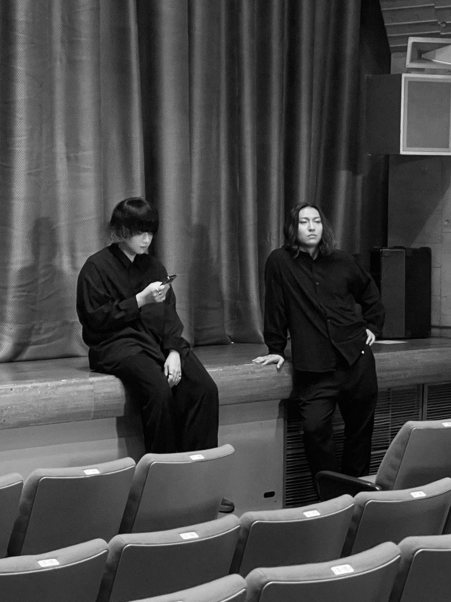 _ixi_official's tweet photo. ��日間に渡る撮影が終了しました。
早起きしてメイクして着替えて...
どんな作品が出来上がるのでしょうか。

写真は撮影初日の一コマ。
衣装、みんな真っ黒。

Kenichi Inoue https://t.co/D8pYatrwmN