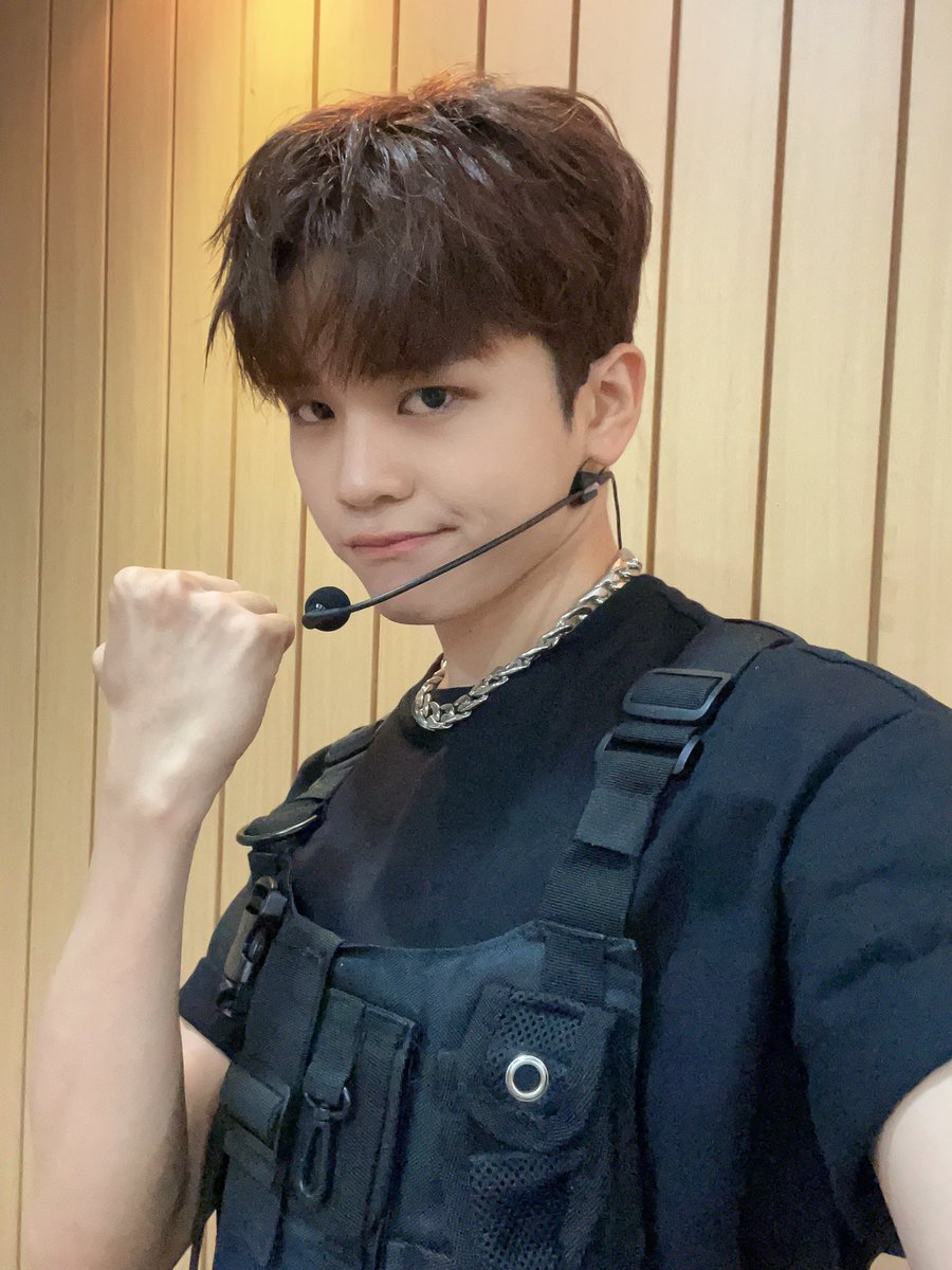 HORI7ON_twt's tweet photo. [🐲] wearing a bulletproof vest so i don't get too love shot by anchors 💘 ㅋㅋㅋㅋ

#HORI7ON #호라이즌 #VINCI #빈치 https://t.co/0DdAOyfyGI