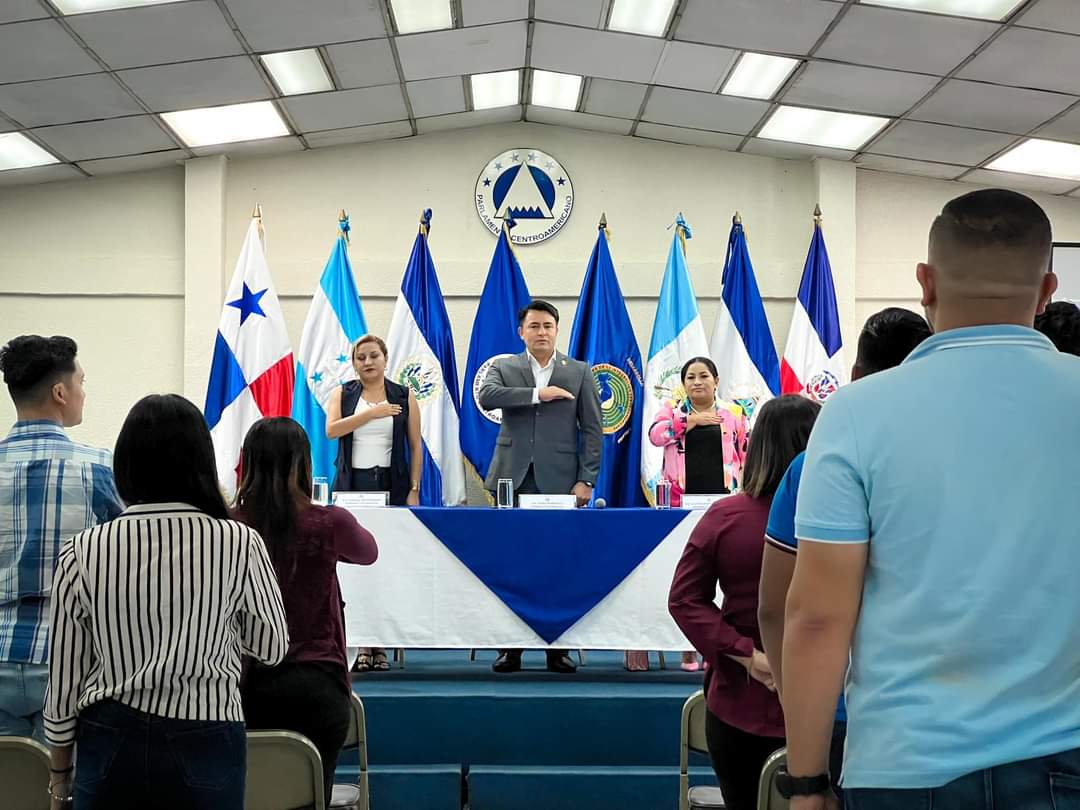 MatchConLaPaz's tweet photo. Este día se llevó a cabo la ceremonia de entrega de certificados de participación a jóvenes del departamento que formaron parte del taller "La Juventudes y la Participación: ¿Cómo fortalecer su impulso?", realizado por el  Parlamento Centroamericano junto a la UNESCO. ✍🏻😊 https://t.co/Ag0iJNcJ74