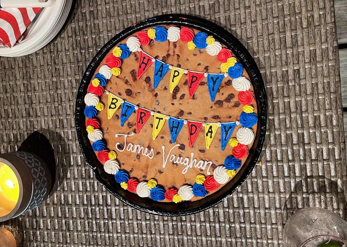 peilysoong's tweet photo. The Celebrity Cookie Cake Club celebrates the birthday of football  great, 
@vaughany08. Happy birthday, James Vaughan! #C4 #USBhamLove2UKBham @EdCotter @LaurenNassetta @pcnasset https://t.co/b3UFRU1z1D