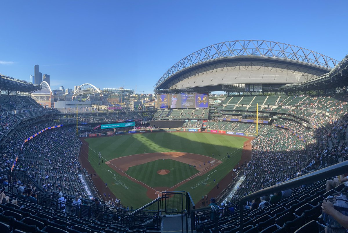 Ending the night with a Mariners game! #playball #mlbrbi #angels