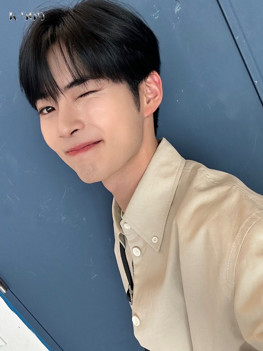 postforbp's tweet photo. 제로베이스원 K909 셀카 타래 https://t.co/ZXsITf80os