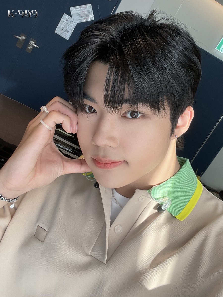 postforbp's tweet photo. 제로베이스원 K909 셀카 타래 https://t.co/ZXsITf80os