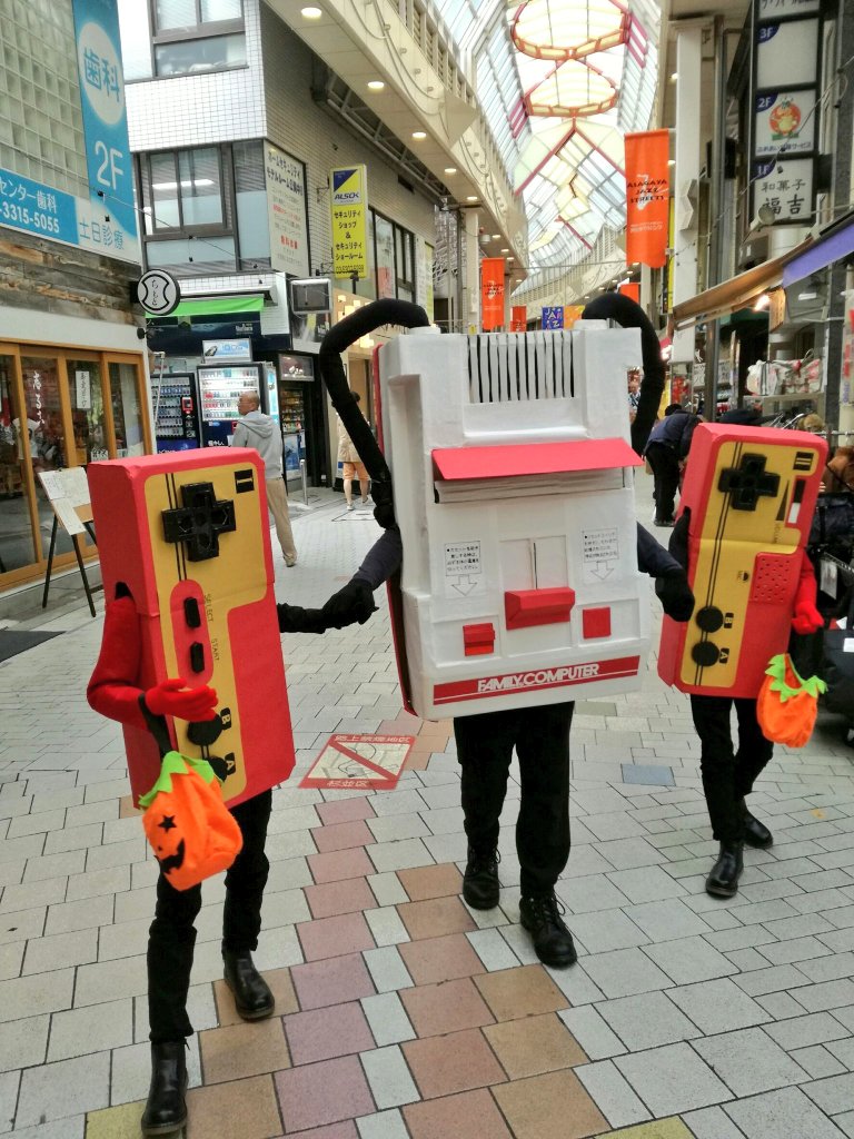 ファミコン40周年おめでとうございます！✨🎉（第16回阿佐ケ谷ハロウィン仮装コンテストにて撮影）
#ファミコン40周年 
#ファミコン親子