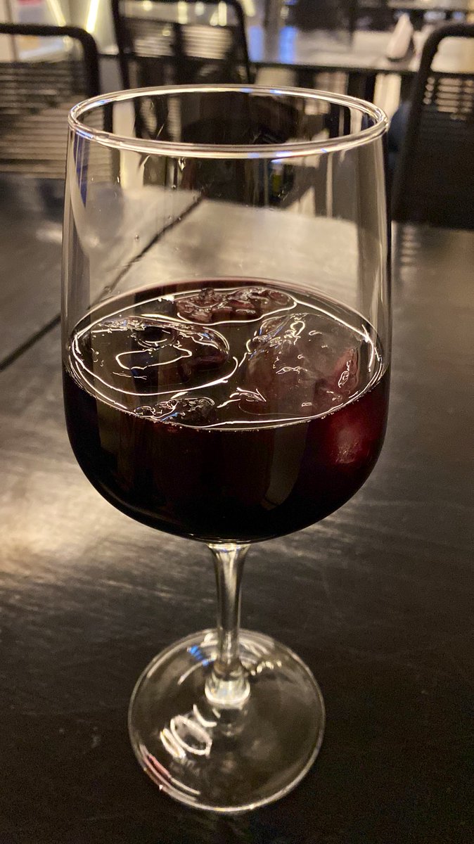Bri_Prin's tweet photo. Vino con hielo https://t.co/sPy7FyXYle