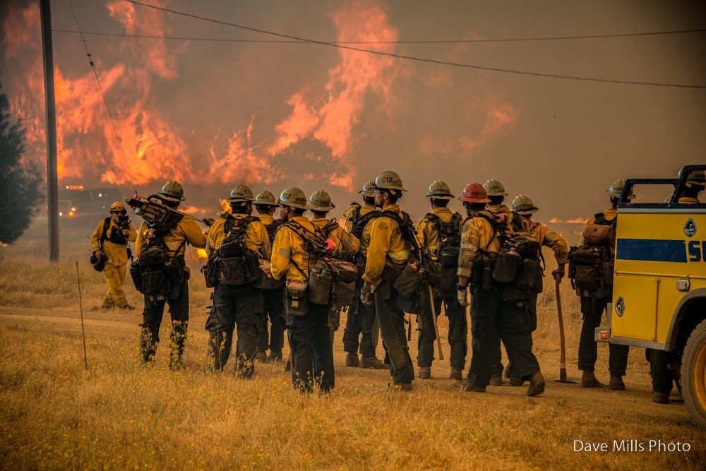 2018 Ventura CT12 on the Ranch Fire. 👇 IG | davemillsphoto FB | davemillsphoto2015 Twitter | davemillsphoto davemillsphoto.com davemillsphotography.com stocksy.com/davemills #venturacountyfire