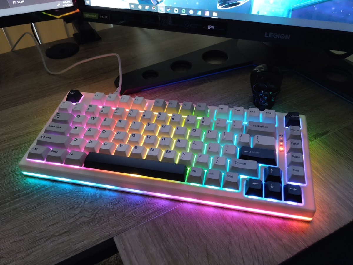 GodBonez's tweet photo. @MacMarvinn Just got this keyboard it's yz75 https://t.co/Emp4cTHy7b