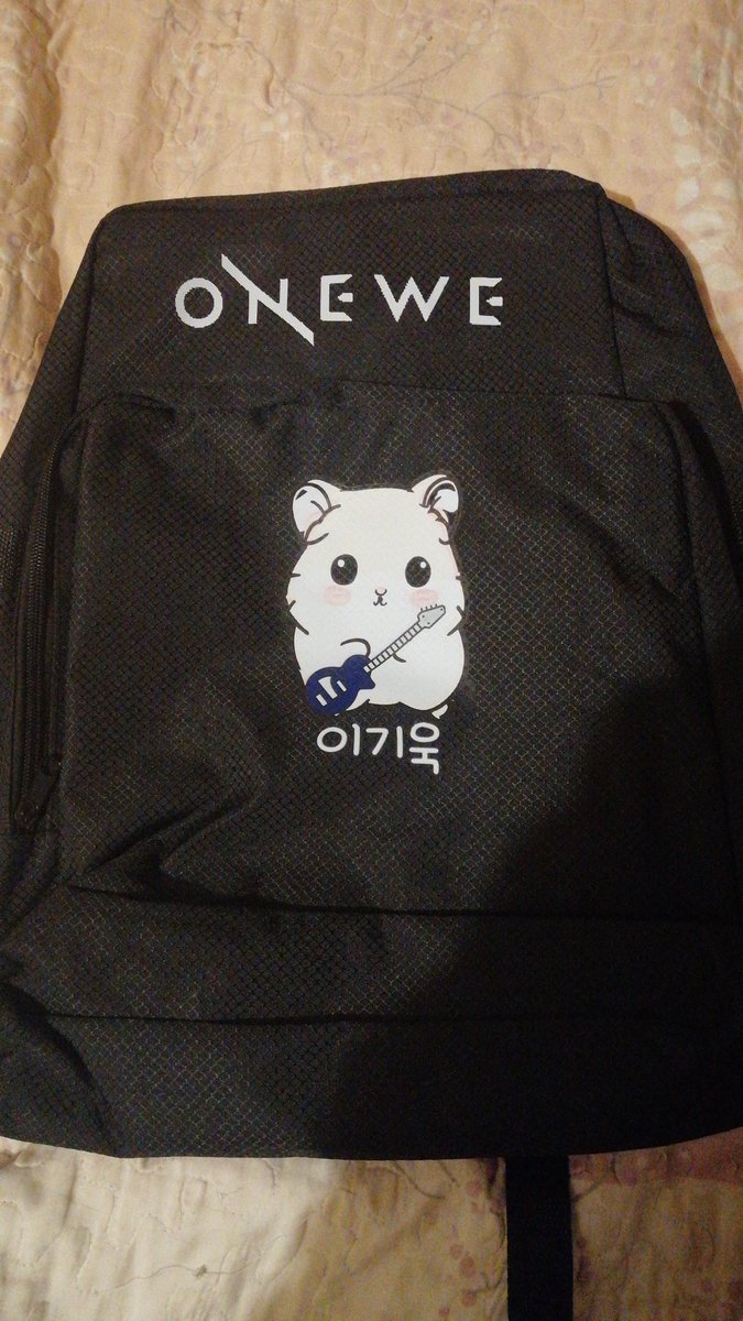 goldensmanager's tweet photo. Gracias a mi hermana por el diseño, mi mamá por ayudame a pagar la mochila 💙
Tengo al hamster en mochila

#Onewe #Guik https://t.co/9RFy23wMxK