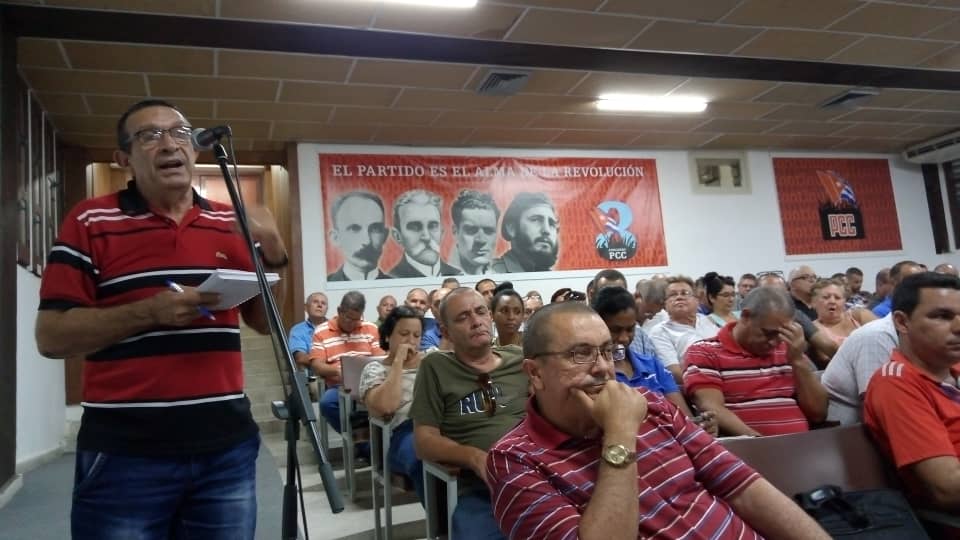 Fructífero intercambio con los directores provinciales y otros factores en #SanctiSpíritusEnMarcha #ConTodosLaVictoria en este #70Moncadas 
<a href="/DiazCanelB/">Miguel Díaz-Canel Bermúdez</a>