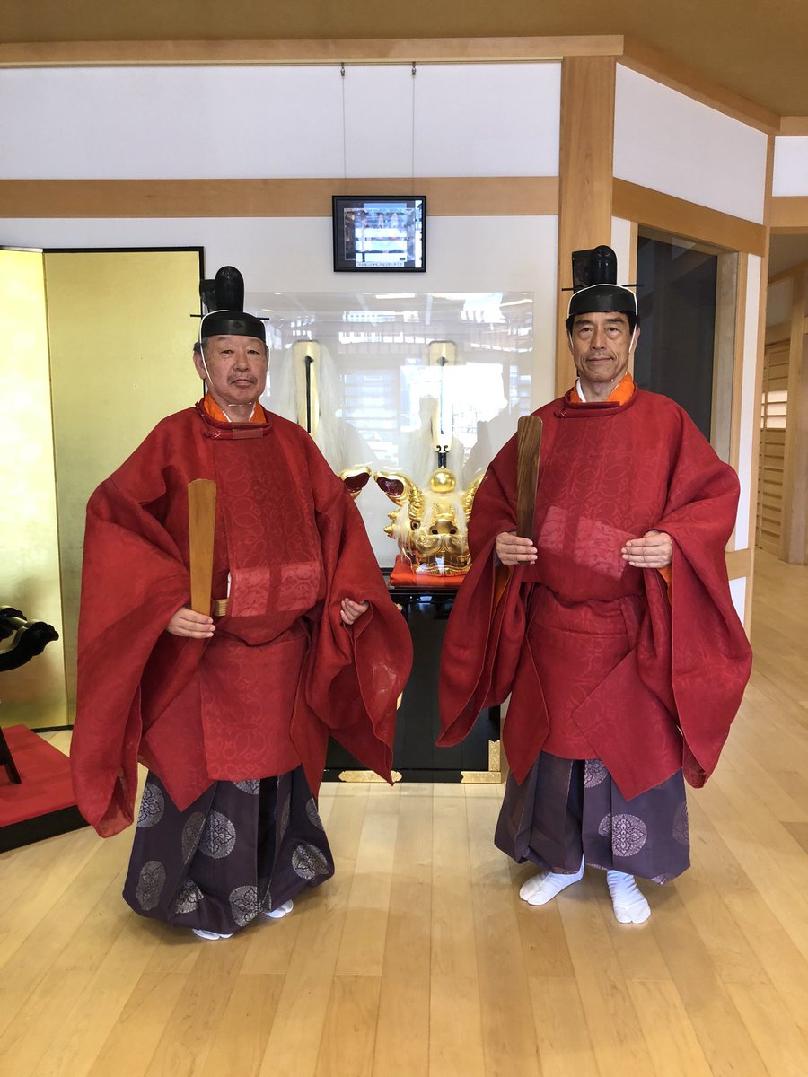 harumi_suijinja's tweet photo. 7/14 八剱八幡神社（木更津）御例祭に水神社宮司が献幣使、権禰宜が随員としてご奉仕させていただきました。4年ぶりの神輿出御を15.16日に控え関東三大神輿の準備に活気漲る境内。高校の同級生として日ごろから親交深い両宮司ですがこの���うな形で一緒にお祭りを奉仕できる機会は滅多になく感慨深げ😊 https://t.co/JTTFan0KHK