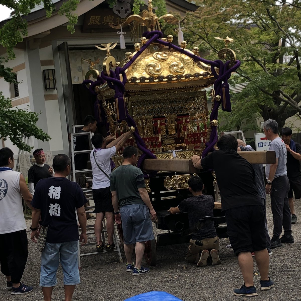 harumi_suijinja's tweet photo. 7/14 八剱八幡神社（木更津）御例祭に水神社宮司が献幣使、権禰宜が随員としてご奉仕させていただきました。4年ぶりの神輿出御を15.16日に控え関東三大神輿の準備に活気漲る境内。高校の同級生として日ごろから親交深い両宮司ですがこの���うな形で一緒にお祭りを奉仕できる機会は滅多になく感慨深げ😊 https://t.co/JTTFan0KHK