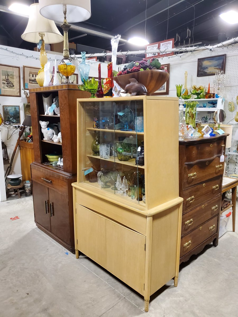 FarmAntiques's tweet photo. Man-o-man, do we have amazing furniture right now! From true antique gems, to vintage charmers, big &amp; small, primitive to MCM- look! Pro tip: they look even better in person 😊

#furniturefriday #antiquemall #antiquefurniture #vintagefurniture #woodfurniture #seeyouatthefarm https://t.co/Y8dlg8Hz7b