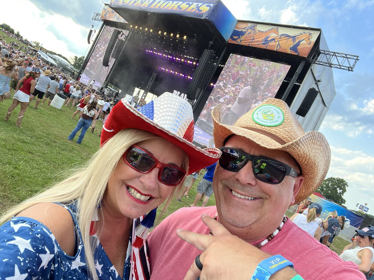 Titleguy9's tweet photo. #fasterhorses let the party start!! https://t.co/IorKw3aWBp