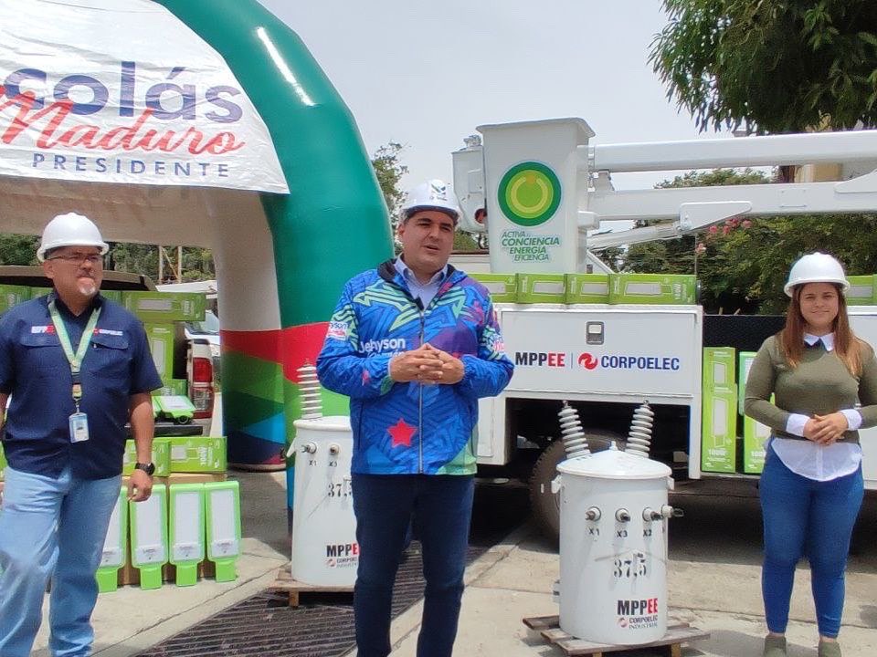 JEHYSONGUZMAN's tweet photo. En seis meses hemos logrado atender a más de 14 mil 500 familias con la instalación de 288 transformadores que nos permite fortalecer la distribución del servicio eléctrico a diversas comunidades.

Este es un logro significativo que se alcanza con la ayuda del presidente @NicolasMaduro a través del vicepresidente de obras públicas y servicios @NestorLReverol, es un trabajo titánico el que realizan directamente los héroes de CORPOELEC Mérida.

He recibido un importante número de transformadores, 30 en total, adicional a esto, 1.918 luminarias que se suman a un total de 6 mil 693 luminarias recibidas en lo que va del año 2023; todas estas fueron instaladas en calles, avenidas y comunidades que el poder popular ha solicitado a través de la VEN App en el sistema 1x10 del Buen Gobierno.

Mi reconocimiento a todo el equipo multidisciplinario de la Secretaría Sectorial para el Desarrollo de la Calidad de los Servicios Públicos, a la ingeniera @Marielyssacipa_ y a todo el personal que día a día pone su amor y tiempo al servicio del pueblo merideño.

𝗗𝗔𝗧𝗢 𝗜𝗠𝗣𝗢𝗥𝗧𝗔𝗡𝗧𝗘: durante todo mi periodo como gobernador de Mérida, hemos entregado e instalado más de 𝟴𝟰𝟴 𝘁𝗿𝗮𝗻𝘀𝗳𝗼𝗿𝗺𝗮𝗱𝗼𝗿𝗲𝘀 eléctricos, lo que se traduce en 𝟲𝟭 𝗺𝗶𝗹 𝗳𝗮𝗺𝗶𝗹𝗶𝗮𝘀 𝗯𝗲𝗻𝗲𝗳𝗶𝗰𝗶𝗮𝗱𝗮𝘀.

Todo esto #PorAMORaMÉRIDA 💚🤍💙 ¡𝗧𝗿𝗮𝗯𝗮𝗷𝗼 𝗲𝗻 𝗲𝗾𝘂𝗶𝗽𝗼, 𝘃𝗶𝗰𝘁𝗼𝗿𝗶𝗮 𝘀𝗲𝗴𝘂𝗿𝗮!