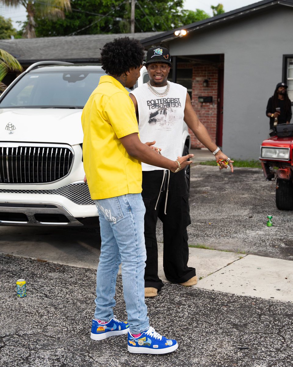 Loeshimmy's tweet photo. I got like 4 millionares tryna sign me but I’m still posted at the crack house https://t.co/D6tdL3JVnb