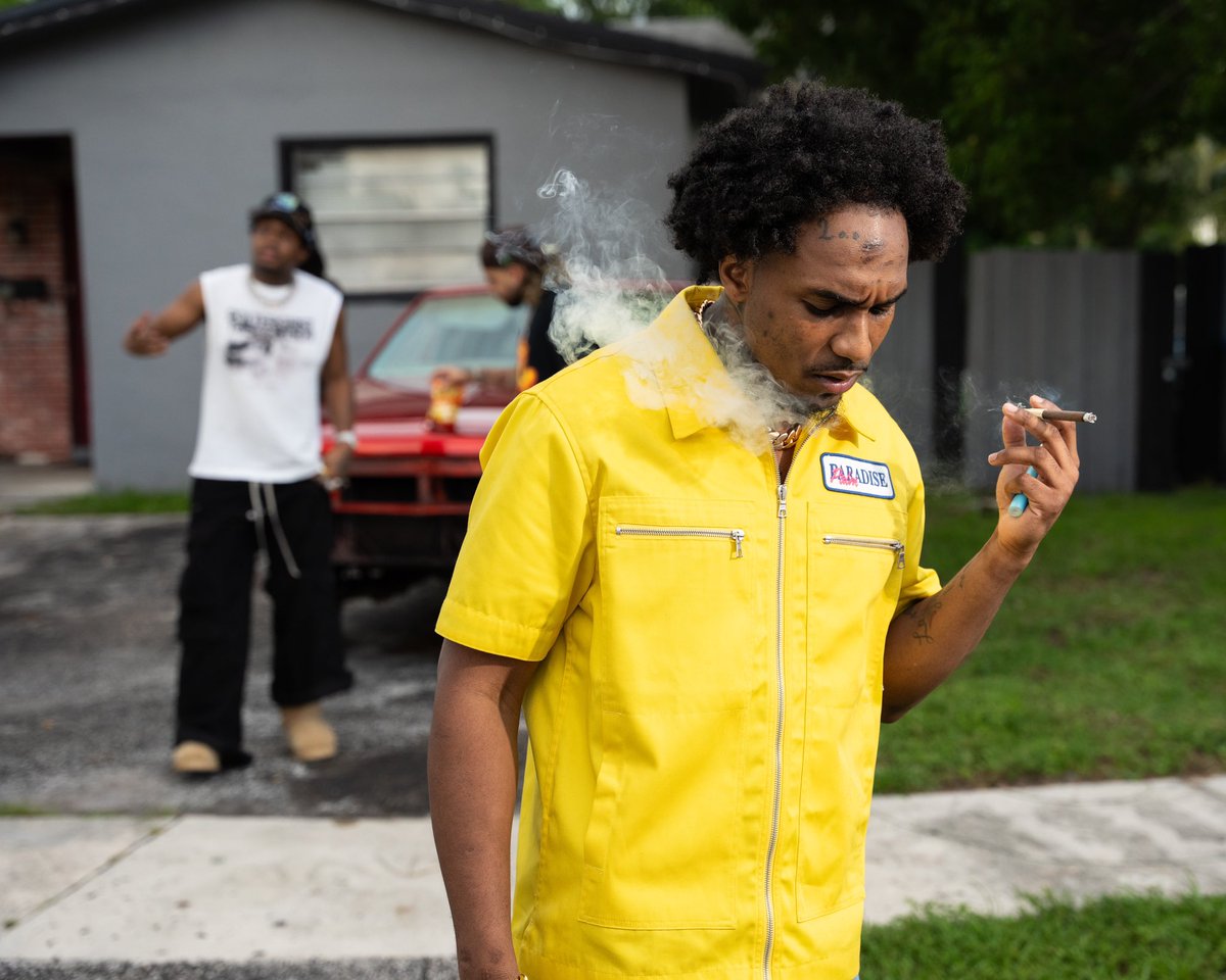 Loeshimmy's tweet photo. I got like 4 millionares tryna sign me but I’m still posted at the crack house https://t.co/D6tdL3JVnb