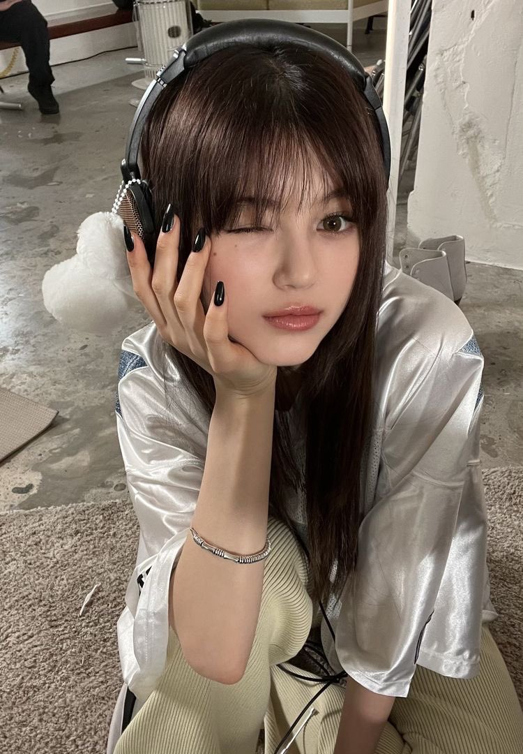 reply and i’ll give you 4 letters to qrt with your favs! 

W - wonyoung 
A - arin 
G - giselle
D - danielle