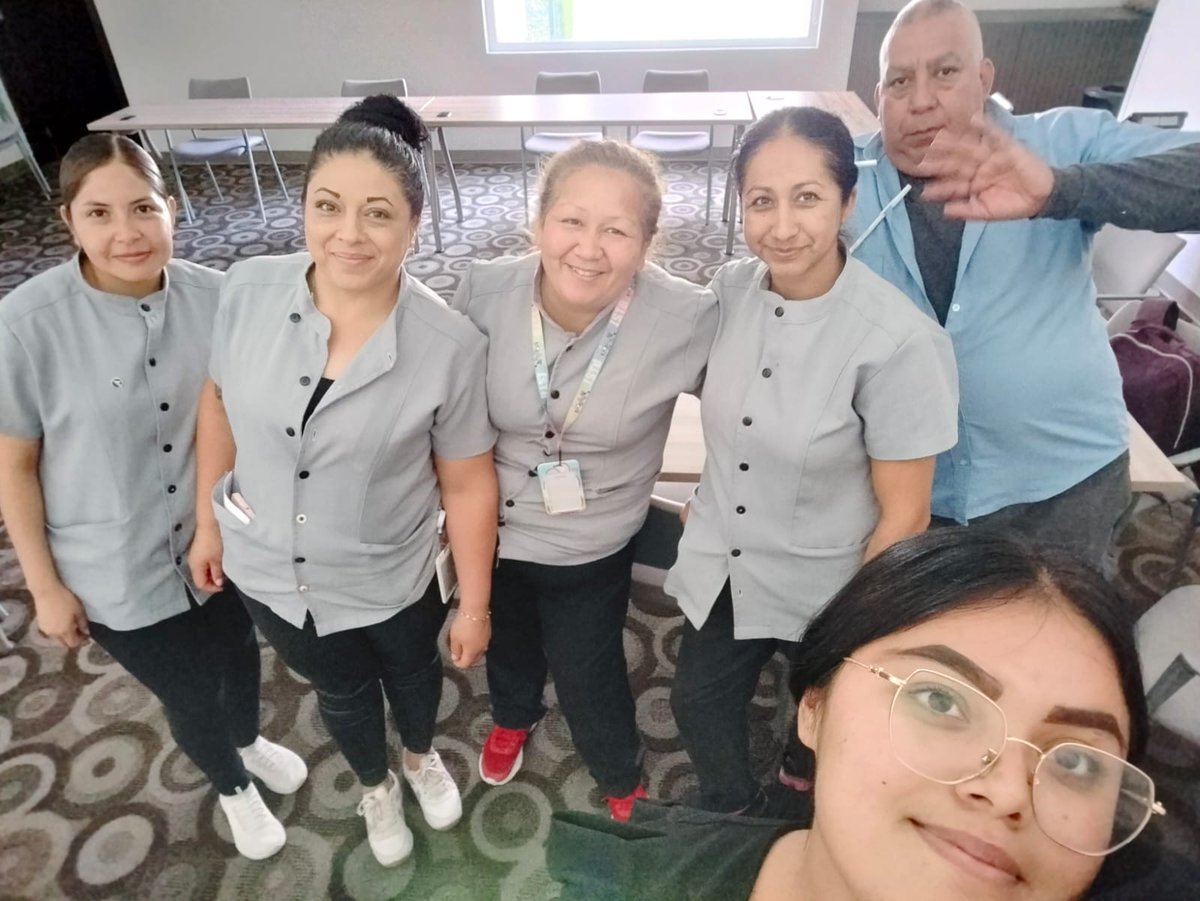 crocseccion77's tweet photo. #Irapuato  La compañera Gabriela Terrones realizó un recorrido en los hoteles  Staybridge, City Express y Galería Plaza, donde tocaron temas sobre el clima laboral, propinas y se les informó sobre sus beneficios por formar parte de nuestra organización sindical.
#CROCenMovimiento https://t.co/P7mR7YnqwO