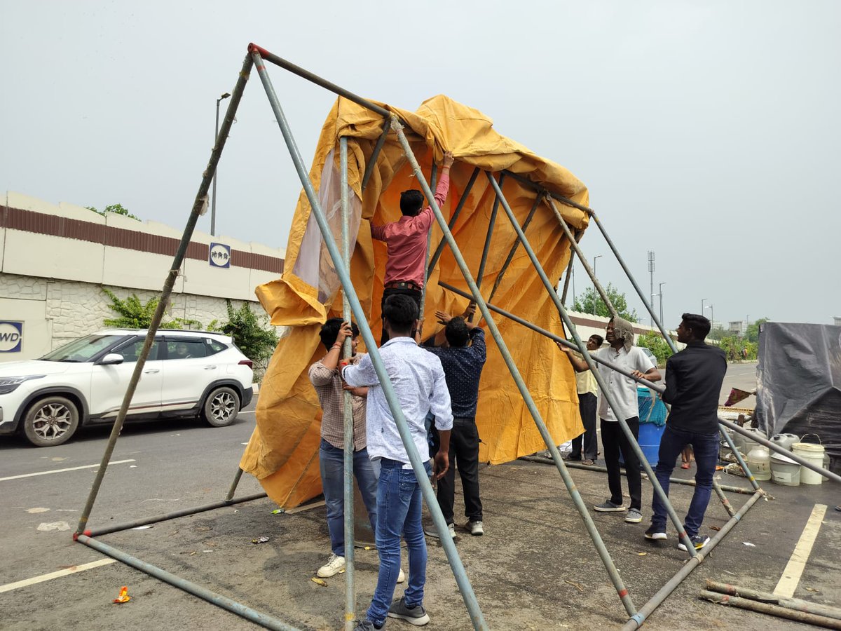 NikitajiNetaji's tweet photo. It's always satisfying working for those in Pain,grief& are helpless, @SeedsIndia never fails to reach out to them,we at #PDAP are proud partners in East Delhi, Relief work at DND,Pushta @AmritaDhawan1 @_SandeepDikshit @Ch_AnilKumarINC @AnitaBahl6 @AbKadir01 @SachinSadh5 https://t.co/DXlMhk9iCw