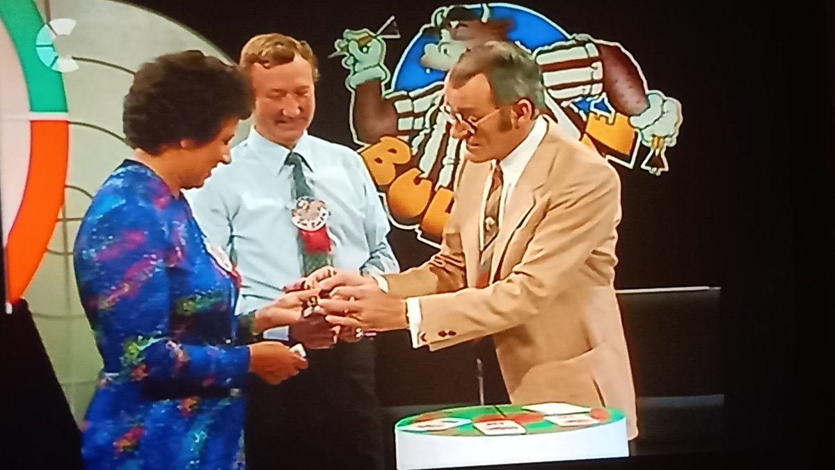 SophieSharpie's tweet photo. Woman on an old #bullseye was dressed like a bus seat. 🚎#challengetv https://t.co/p55dJXo85q