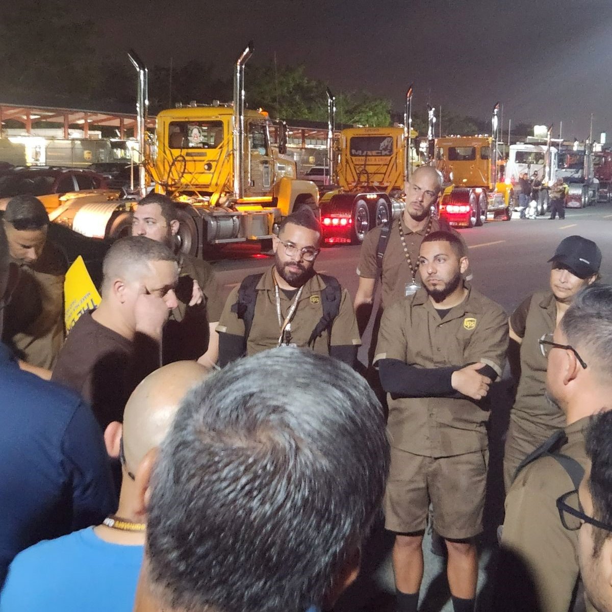 Teamsters's tweet photo. READY TO STRIKE FROM PUERTO RICO TO PORTLAND
✊✊✊
Practice picket lines span the country as @UPS #Teamsters continue to show forceful solidarity and strength. 

#1u #hotunionsummer https://t.co/6NE0xRC9FI